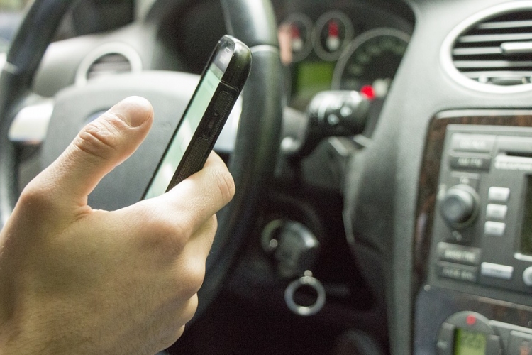 Nehezen bizonyítható a mobiltelefon-használat az autóban