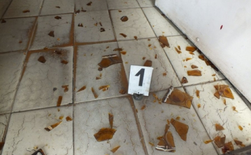 Megrúgta az ajtót, betörte az üveget