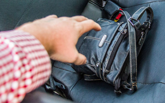 El akart szaladni a táskával