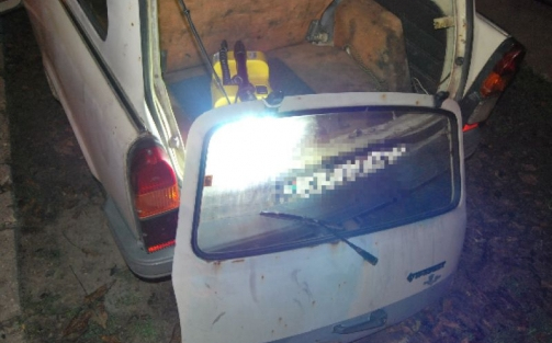 Gépkocsikat tört fel