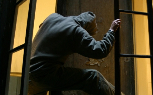 Előzetes letartóztatásban a fiatalkorú besurranó