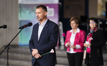 Salgótarján - Október a mellrák elleni küzdelem hónapja