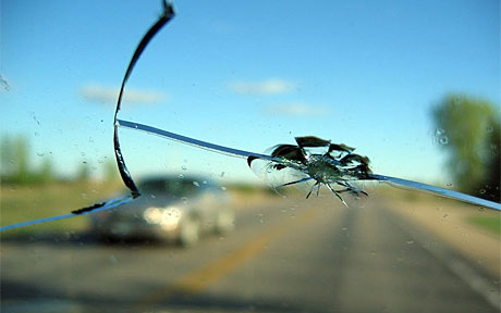 Összetörték a volt férj gépkocsiját