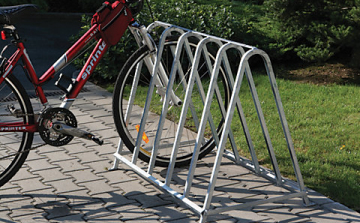 Diákok építettek kerékpártárolót