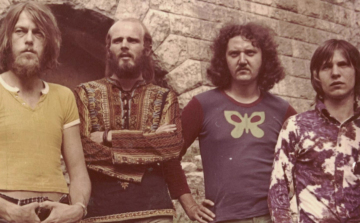 Sírján ez a felirat olvasható: Minden idők legnagyobb magyar gitárosa. Legyen neki könnyű a föld!