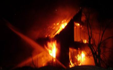 Kigyulladt egy mezőgazdasági épület Mátraszőlősön