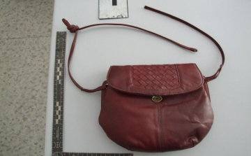 Idős nőt raboltak ki