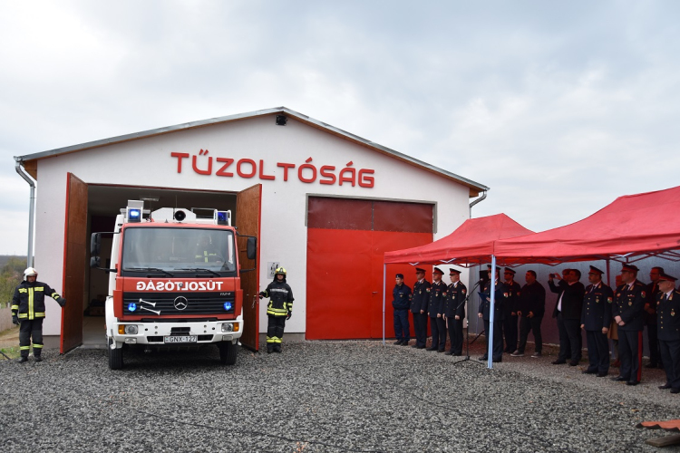 Tűzoltógépjárművet kaptak a héhalmi önkéntesek