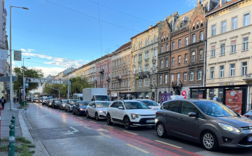 Miért van ennyi autó az utakon? Miközben megy a száguldozás a rollereken...