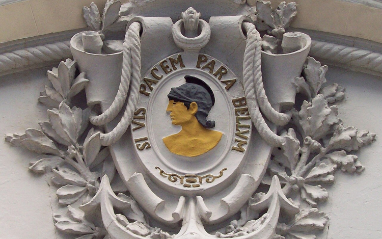 Ha békét akarsz, készülj a háborúra! Bár az alábbi bölcsességet egyesek Julius Caesarnak tulajdonítják, 