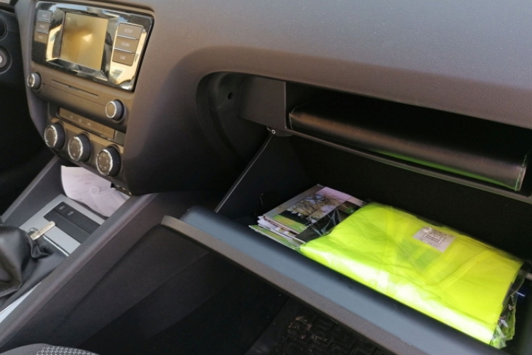 Kötelező felszerelés az autóban