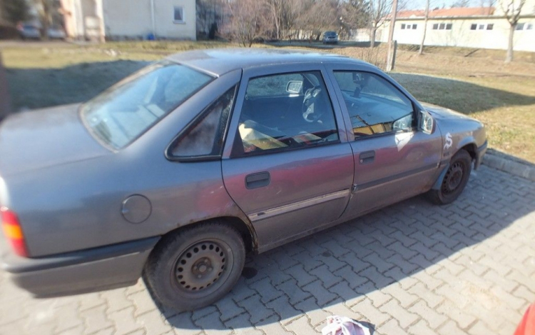 Elvitte testvére autóját