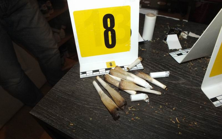 Rendőrkézen két díler és két fogyasztó