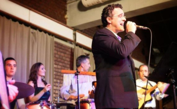 A szívekig hatolnak a balassagyarmati énekes dalai 