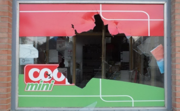 Sarlóval törte be az üzlet kirakatát