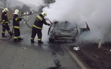 Kigyulladt egy autó a 21-es főúton