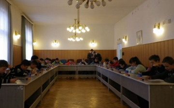 Vetélkedő diákoknak