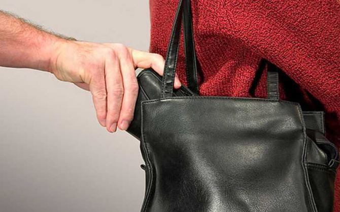 Pénztárcát lopott