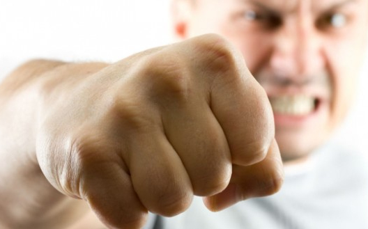 Szó nélkül támadt haragosára