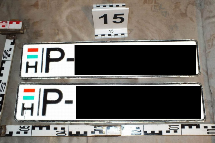 Hamis rendszámmal és iratokkal közlekedtek