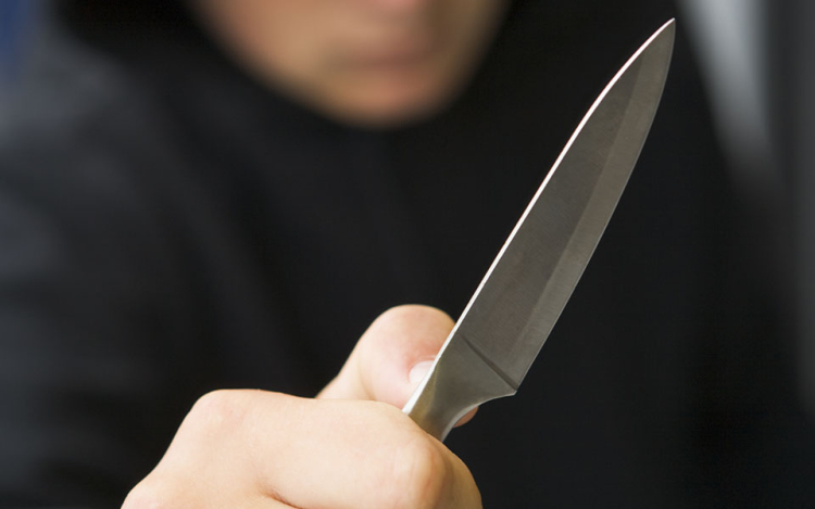 Késsel fenyegetőzött