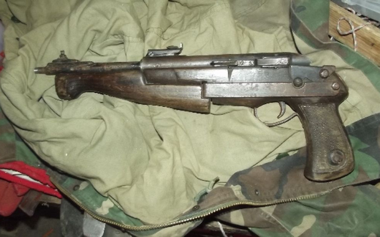 Lőfegyver és lőszer a kamrában