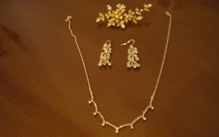 Ékszereket lopott vendéglátóitól