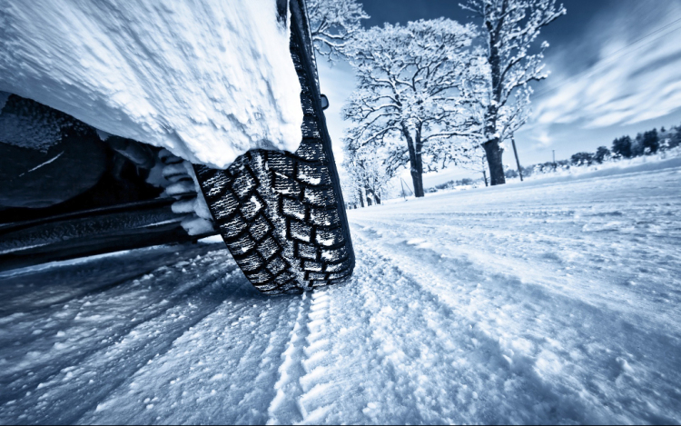 Komoly bírságot kaphatnak az autósok, ha téli gumi nélkül közlekednek - Ha esetleg a télen külföldi utat is tervez...