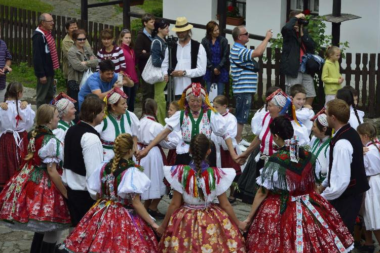 Pünkösdölés és várjátékok Hollókőn