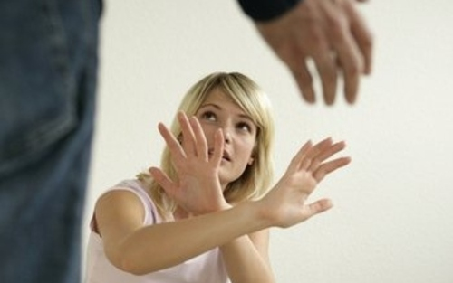 Kirángatta a járműből, majd bántalmazta