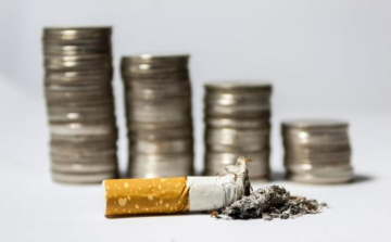 Cigarettát és pénzt raboltak