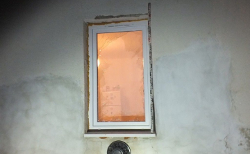Lapáttal törte be az ablakot