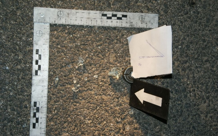 Üvegbottal ütött, kővel dobott