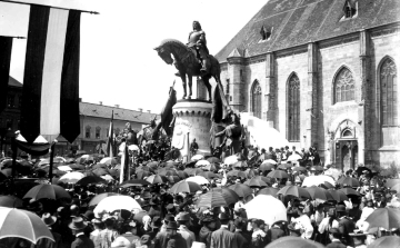 31 éve történt, hogy Kolozsvárott Mátyás király szobrának feliratátát nagy román-ra változtatták
