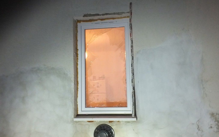 Lapáttal törte be az ablakot