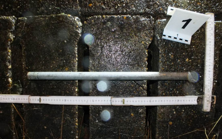 Vascsővel verekedett