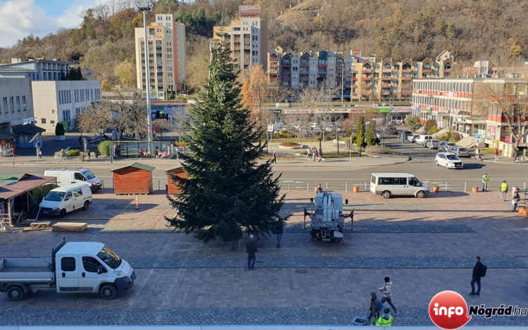 MEGÉRKEZETT SALGÓTARJÁN FŐTERÉRE MINDENKI KARÁCSONYFÁJA.