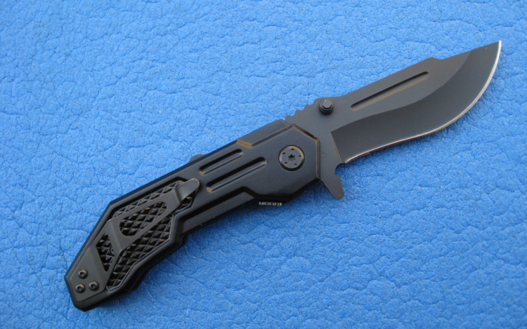 Késsel ütött a garázda