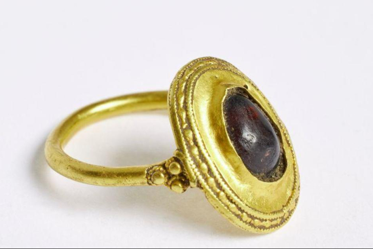 Különleges aranygyűrűre bukkantak Dániában - videón mutatjuk