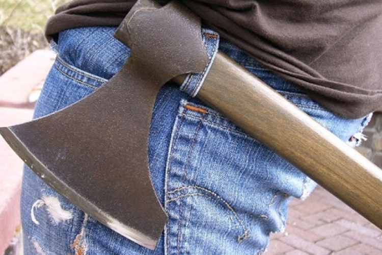 Fejszével ütötte meg