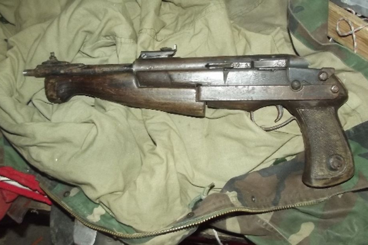 Lőfegyver és lőszer a kamrában