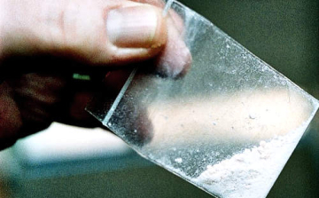 Ruházatukból került elő a kábítószer