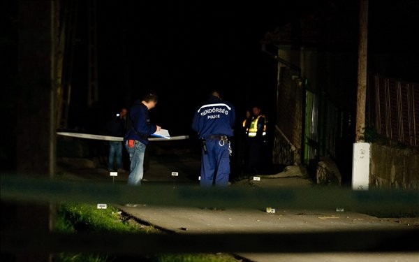 Italbolt előtt verekedtek