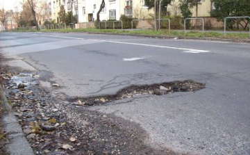 Őszig is eltartanak a kátyúzási munkák Nógrád megyében