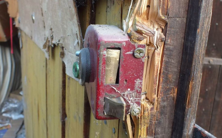 Garázsba, lakóházba tört be