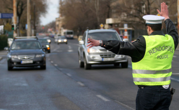 Eltiltás hatálya alatt vezetett