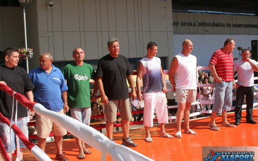 Pofonokat osztogatnak Salgótarján Fő terén