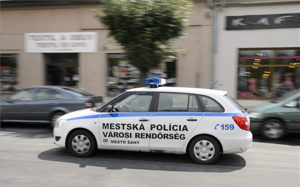 Kétnyelvű felirat a szlovákiai Ipolyság rendőrautóján