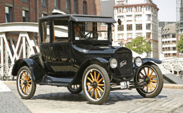 AZ ELSŐ AUTÓ MA GÖRDÜLT KI A FORD GYÁRBÓL - 1908 10. 01.