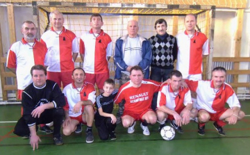 Öregfiúk siker a pásztói labdarúgó teremtornán